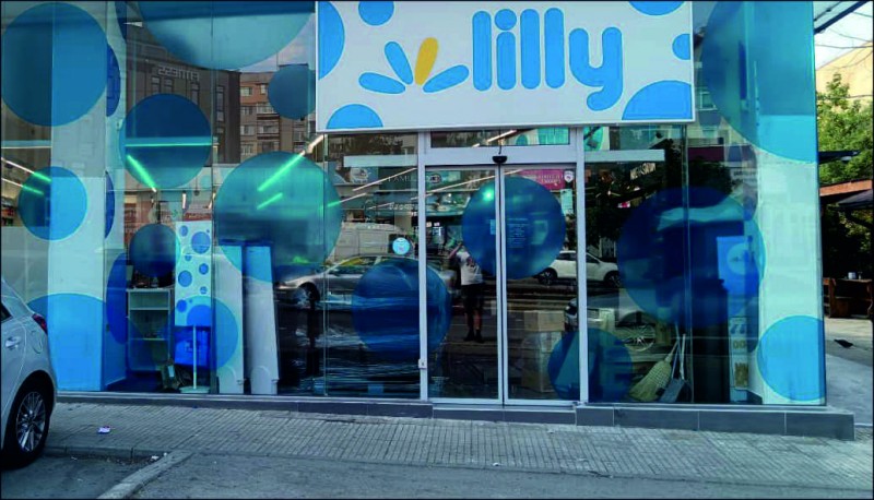 Rebranding - installation and dismantling of foils for Lilly drugstores&nbsp;